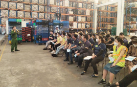 Delegates of Provincial People's Council visit and give gifts to disadvantaged workers