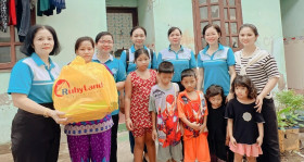 顺安市妇女联合会：慰问工人青年并赠送礼物
