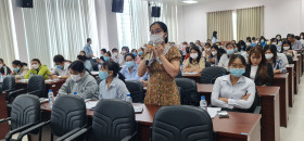 Organizing dialogues to understand and share with employees