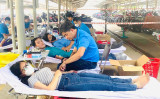 Nhiều công nhân tham gia hiến máu tình nguyện