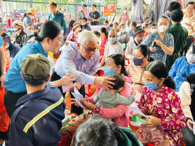 Joining hands to take care of employees, contributing to help them stick with Binh Duong