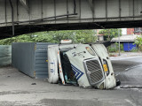 Xe container ôm cua bị lật dưới gầm cầu Đồng Nai