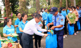 土龙木市领导与工会会员、工人和劳动者见面、对话