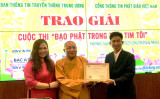 组委会向参加“我心中的佛教”大赛的六件作品颁发奖项