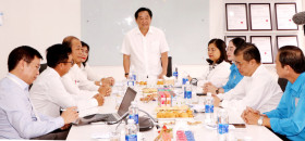 Provincial leader pays gift visit to workers with difficult circumstances
