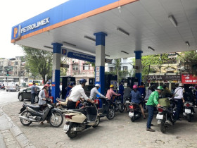 Tăng 2 lần liên tiếp, giá xăng RON95-III vượt 22.000 đồng mỗi lít