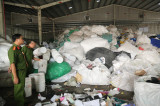 Phát hiện kho tập kết chứa chất thải công nghiệp có dấu hiệu vi phạm