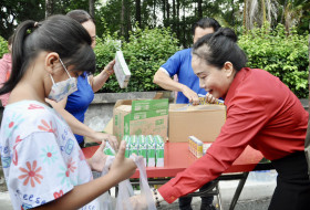 平阳省土龙木市：“零越盾集市”活动支持弱势儿童