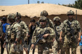 Binh sỹ quân đội Mỹ tập trận bắn đạn thật ở miền Đông Syria