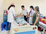 Lãnh đạo Sở Y tế thăm, động viên bệnh nhân trong clip viêm ruột thừa