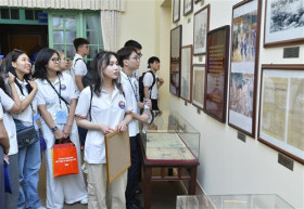 Vietnam Fatherland Front leader meets overseas Vietnamese youths
