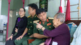 Đoàn lãnh đạo Quân khu 7 thăm Mẹ Việt Nam anh hùng, thương binh ở TP.Thuận An