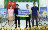 Trao xe đạp cho học sinh nghèo hiếu học