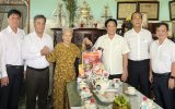 Đoàn lãnh đạo tỉnh Bình Dương thăm, tặng quà gia đình chính sách