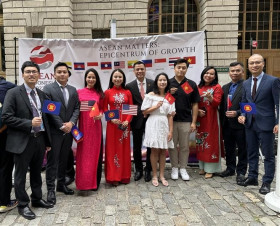 东盟成立56周年：东盟盟旗升旗仪式美荷俄委等国举行
