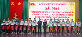 表彰被录取军校的80名学生