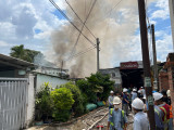 Dập tắt đám cháy tại vựa ve chai trong khu dân cư