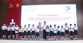 More than 300 poor and studious students of Bau Bang district receive scholarships "Helping students go to school"