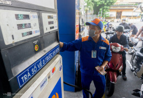 Giá xăng vượt 24.000 đồng một lít
