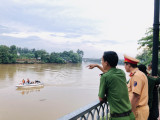 Cứu sống tài xế ô tô mất lái lao xuống sông Đồng Nai
