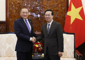 国家主席武文赏会见即将离任的哈萨克斯坦驻越大使叶尔兰