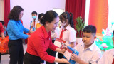 Hội Chữ thập đỏ TP.Tân Uyên: Trao 50 suất học bổng “Tiếp sức đến trường” cho các em học sinh vượt khó học tốt