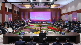 第43届东盟峰会：越南政府总理范明政出席东盟与中、韩、日领导人系列会议