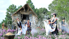 西原音乐和土锦时装秀亮相大叻市春香湖边