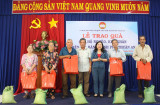 Ủy ban MTTQ Việt Nam Tp.Thuận An: Trao quà cho người cao tuổi, nạn nhân chất độc da cam/dioxin