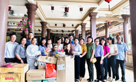 顺安市向社会保障中心赠送中秋礼物