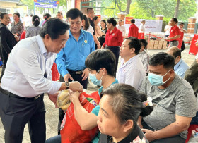 向困难民众和学生赠送许多礼物和奖学金