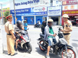 Cục Cảnh sát giao thông phối hợp kiểm tra nồng độ cồn tại TP.Thuận An