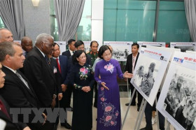 Trưng bày ảnh quý về Lãnh tụ Fidel và nghĩa tình Việt Nam-Cuba