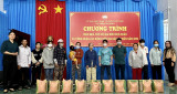 Ủy ban MTTQ Việt Nam thị trấn Tân Bình (huyện Bắc Tân Uyên): Phối hợp trao tặng quà người dân có hoàn cảnh khó khăn