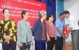 Huyện Bàu Bàng: Tặng 30 bình chữa cháy mini cho các hộ dân