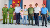 Huyện Phú Giáo: Khen thưởng người dân báo tin tố giác đối tượng truy nã