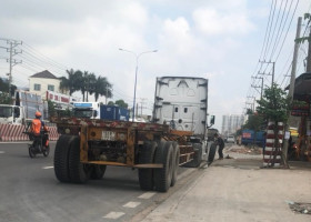 Biến lòng đường thành điểm vá lốp xe ô tô