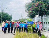 Hội LHPN xã Long Nguyên (huyện Bàu Bàng): Ra quân dọn dẹp vệ sinh tuyến đường hoa