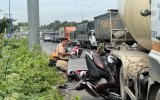 Xe bồn tông nhiều xe máy dừng đèn đỏ, 2 người bị thương