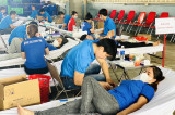 远东服装公司300名干部人员参加无偿献血活动