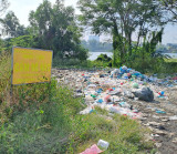 Mặc kệ biển cấm, rác thải vẫn bị vứt tràn lan