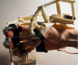 Sinh viên chế tạo tay robot cho người sau tai biến