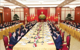 越共中央总书记阮富仲与中共中央总书记、国家主席习近平举行会谈