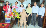 TP.Thuận An: Thăm, tặng quà gia đình chính sách là đồng bào Công giáo