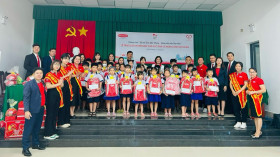 Dai-ichi Life Việt Nam trao quà khuyến học cho học sinh có hoàn cảnh khó khăn