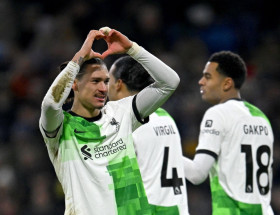 Liverpool lên đỉnh bảng Ngoại hạng Anh