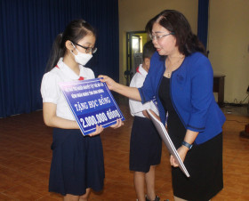 300 million VND in scholarships awarded to students who overcome difficulties to go to school