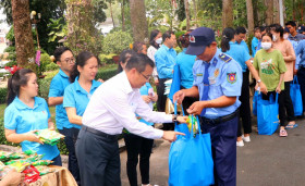 Many Tet care activities for employees
