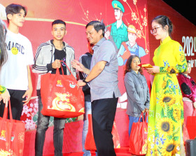 Giving gifts for workers from the “Sharing Tet” program