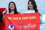 Cổ động viên Việt Nam nhuộm đỏ khán đài sân Al Thumama, tiếp lửa cho thầy trò HLV Philippe Troussier